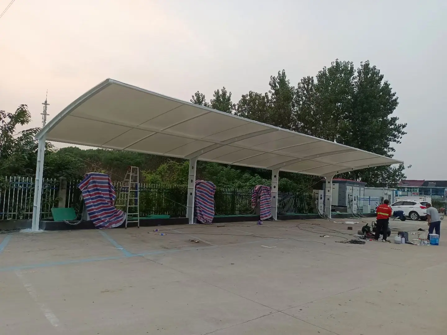 贵州修文膜结构工程科普:山地多雨强紫外线环境,停车棚选材别只看低价